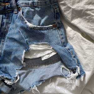 Säljer dessa coola ”trasiga” jeans shorts från zara. Strl 38💕 super fin ljusblå tvätt💕