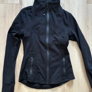 Lululemon define jacket - Använd fåtal gånger, så nästan som ny. Tyvärr kastat dustbad mm❤️