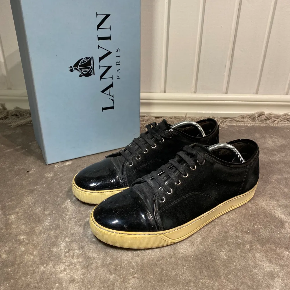 Säljer dessa sjukt feta lanvin cap toe skorna. Skick 8/10. Storlek: uk 8 (motsvarar ca 43). Tillkommer: orginallåda. Tveka inte på att höra av er vid intresse!. Skor.