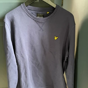 Lyle scott sweatshirt  - En lyle scott tröja som är knappt använd och bara legat i garderoben. Den är perfekt i storlek samt ser ut som helt ny. Köpte den för 600kr. Fler bilder och frågor är det bara att skriva.