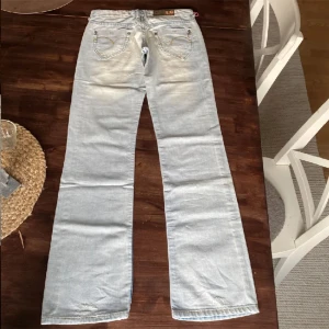 Lowwaist bootcut jeans  - Snygga jeans  Jag har sytt upp dom där nere men har inte klippt nåt så jag kan sprätta upp om ni vill Har även sytt igen framfickorna . Pris kan diskuteras 