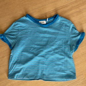 Weekday - Gemini T-shirt  - Weekday T-shirt i modell Gemini. Storlek L ( funkar även mycket bra som M). Använt väldigt fåtal gånger så är i väldigt bra skick. Superfin somrig blå färg🦋💙