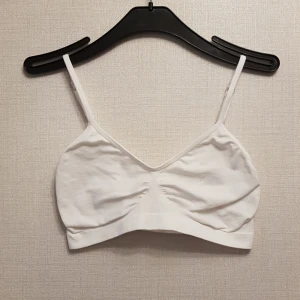 2st vitta bh  - 2st vitta bh polyester 90% 10% elastian 40grader  Pris gäller båda tillsammans dom är lika danna i ny skick