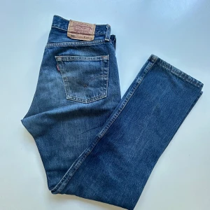 Levis 501 - Vintage Levis jeans med skön tvätt i modellen 501. Midja 30 (sitter som midja 28), längd 30. Skick 8/10. Liten fläck på nedre vänstra benets baksida (se bild 5) 