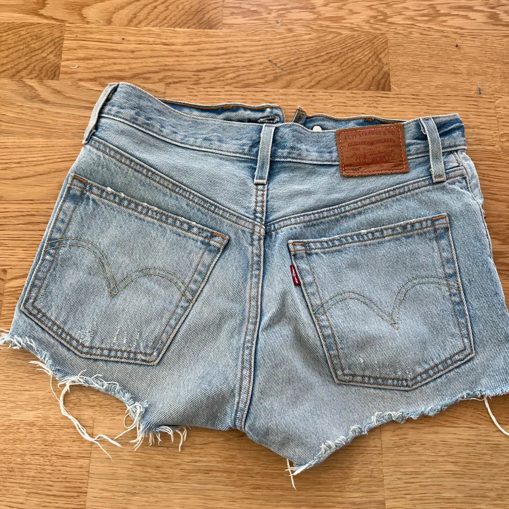 Fina Levis shorts i storlek 24. Använda en säsong. Fint skick. Shorts.