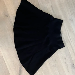 Klockad viskoskjol  - Arbetad fin kort kjol. Fina detaljer som inte syns så bra på bild 