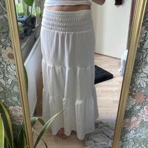 Kjol  - Säljer en vit långkjol efter som den är för korta vid längden. Använda 2 gånger. Original pris 300kr.