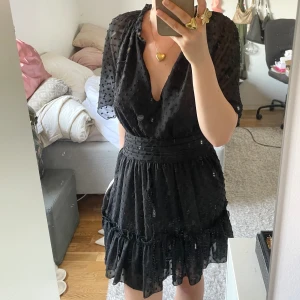 Svart klänning - Svart volangklänning från zara! Perfekt till både vardag och fest. säljs inte längre 😇😇