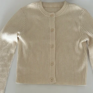 Söt kofta  - Söt liten kofta i en fin ljusbeige/gräddvit nyans. I väldigt fint skick. 