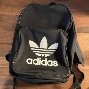  Adidas ryggsäck  - Säljer min syrras ryggsäck för att hon använder inte den längre 