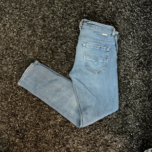 Diesel Jeans - Snygga diesel med sköna slitningar🙌🏼 Storlek 30/30 men passar 30/32🌟