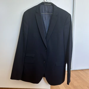 Kavaj Riley - Säljer denna kavaj från Riley Vissa skador på tyget finns, se bilder, därav det låga priset Färg: svart Storlek: 154 (motsvarar Large)