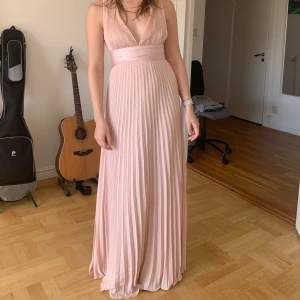 Balklänning/maxiklänning  - Superfint oanvänd balklänning som är helt slutsåld på Asos. Skulle egentligen skickats tillbaka men var försent.. Nypris 1 169 kr. Är 167 lång och passade bra med klackar! Möts upp i Stockholm eller Uppsala eller fraktar för en extra kostnad