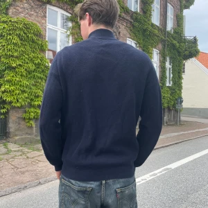 Massimo Dutti zip-up - Sjukt snygg Massimo Dutti full zip i bomull silkes blanding. Varan är i fint skick. Står storlek xl i plagget men passar M-L bättre enligt oss. Tveka inte på att fråga om något. Mvh Stilkontoret 