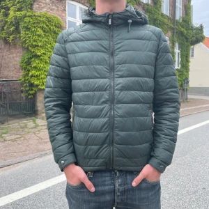 Massimo dutti jacka - Perfekt skick. Modellen är 180 lång. Skriv om du har funderingar. Mvh/ StilKontoret 