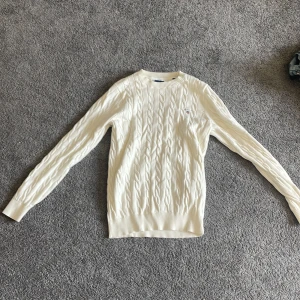 Kabel stickad gant sweatshirt  - En kabel stickad gant tröja i ny skick:) tror jag aldrig har använt innan för den inte passar längre. Storlek S/170 Pris:250kr Ny pris: 1400kr