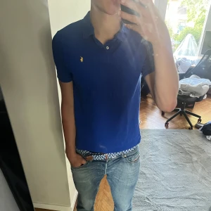 Raulph Lauren - Tja! Säljer nu denna fina piké från Ralph Lauren. Tröjan passar M/L. Pikén är i sjukt fin kvalite, bortifrån en liten fläck vid brösten du kan se på andra bilden(därav det låga priset). Men defekten är inte särskilt synlig och går att behandla!
