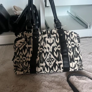 Väska - Säljer då jag har för många väskor Superfin med flera små innerfack