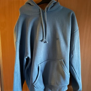 Hoodie - Snygg hoodie från bikbok som inte kommer till användning. Färgen är som på andra bilden! Aldrig använd & i nytt skick🤍