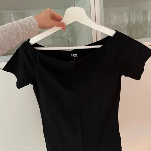 Off-shoulder topp - Hör av er vid fler frågor!