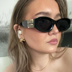 Miu miu solglasögon  - Säljer dessa liknande Miu Miu solglasögon! 