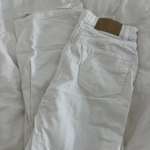 Straight jeans  - Vita straight jeans i vit, med små fläckar
