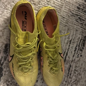 Fotbollskor - Nike air zoom skor väldigt bra skor när det kommer till fotbollen. Storlek 42. Själva dobben fick en liten spricka men limmades och sitter fast. Pris kan diskuteras 