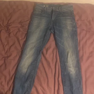 Riktigt laidback G-Star raw byxor - Ett par slim g-star byxor med storlek 28 i midjan och 30 i längden