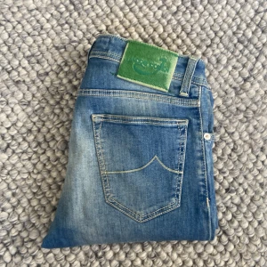 Jacob Cohën Jeans 622 - Tja, säljer dessa riktigt snygga Jacob Cohen 622 jeans i storlek w30, jeansen är endast testade och skicket är som nytt 10/10, skriv vid fler frågor eller funderingar angående storlek, mått m.m.