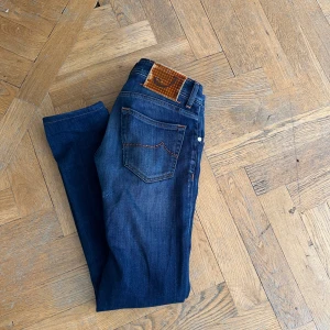 Jacob Cohen jeans - Jacob cohen jeans, bra skick, nypris 5000kr~, ger dem för 999kr kan gå ner i pris vid snabb affär, syd söm vid bakre delen av jeansen ej synlig