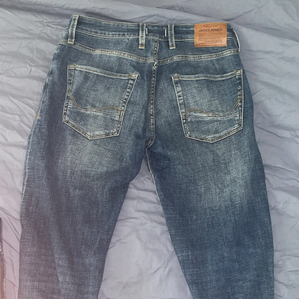 Tja sälje rnu mina jack and jones jeans med slitningar som är snyggt🔥. Säljer de för att jag inte använder de nå mer. Skicket på dessa är bra 9/10 inga defekter eller nåt. Passar till mycket och är snyggt nu till sommaren. Kontakta vid frågor.. Jeans & Byxor.