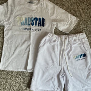 Trapstar tracksuit - Köpt: fått i present Skick: 10/10 oanvänd (för stor) Skador: inga Passform: S/M