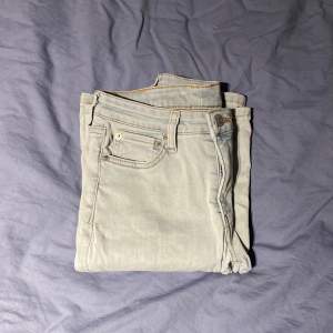 Fina lågmidjade/ midwaist  ljusblåa bootcut jeans från weekday, original pris 590kr, är i bra skick men har en liten lös tråd på höger bakficka men annars inget annat