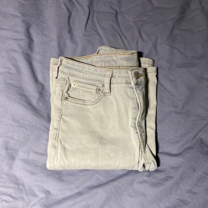 Jeans  - Fina lågmidjade/ midwaist  ljusblåa bootcut jeans från weekday, original pris 590kr, är i bra skick men har en liten lös tråd på höger bakficka men annars inget annat