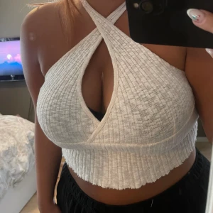 Beige korsad topp - Aldrig använd, bara testad! På mig är banden för långa så väljer att ha den korsad istället då sitter den bra!