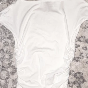 Tröja - En helt ny tröja , vit. Från hm. Kort armad . I storleken xxs. 