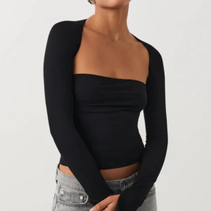 Svart festtopp -  Säljer den här svarta festen den använd ett fåtal gånger och har inget defekter. Pris kan diskuteras 💕