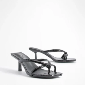 Helt nya klackar  - Svarta snygga klackar som jag själv älskar då jag råkade göra en dubbel beställning. Helt nya fof i kartongen.