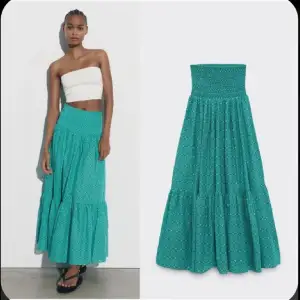 Jättefin och populär lång kjol ifrån zara i storlek S sparsamt använd och inga defekter💕 Vid intresse tveka inte att höra av dig eller trycka på köp nu🌟