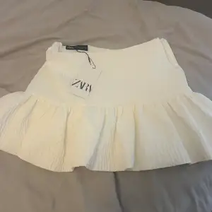 Säljer denna jätte fina kjol från zara som aldrig är använd! 
