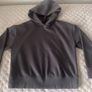 Zara Hoodie - Storlek M Grå Zara Hoodie jätte bekväm  Pris kan diskuteras