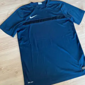 Säljer Nike T-shirts som är iL storlek du få bedöma själv linnes skick  Hör av dig om du har frågor Kolla gärna upp mina övriga annons