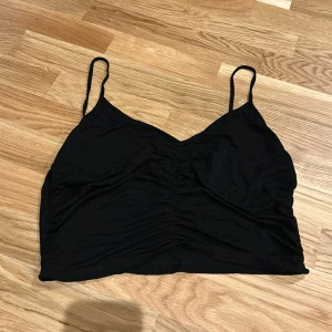 topp  - från shein, ingen aning om storlek men skulle säga att de är en S/M