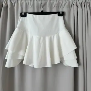 Kort fin kjol från nelly, inbygda ”shorts” men är kort. Sitter snyggt på med fin volang!