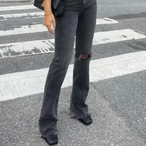 Utsålda mörkgråa midwaist bootcut jeans från Gina Tricot ” Full Lenght Flare Jeans”. Jättefint skick. Nypris 499kr. Storlek 36 men motsvarar 34 då de är små i storleken. Långa på mig som är 168cm. Tryck gärna på köp nu