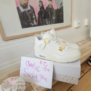 Jordan 4 Metallic Gold  - Deadstock / helt nya. Original box perfekt skick. Kvitto finns. Köpta på Sneakersnstuff. Storlek 43.
