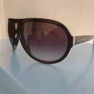 Solglasögon från D&G i aviatormodell. Härligt fadeat glas så det är ljusare på nedre sidan och mörkare upptill. Kommer i skinnfodral.