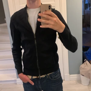 Missimo Dutti Fullzip - Säljer min missimo dutti tröja för att den inte kommit till användning senaste tiden. 9/10 i skick, inga slitage eller defekter. Pris kan diskuteras!