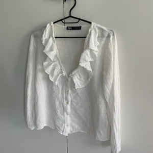 Vit blus zara - Bra skick, super fin vit blus, passar perfekt till sommaren💘💘