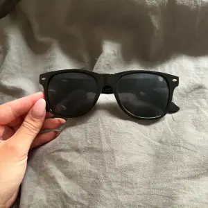 Säljer dessa svarta Ray Ban solglasögon, bra skick! 